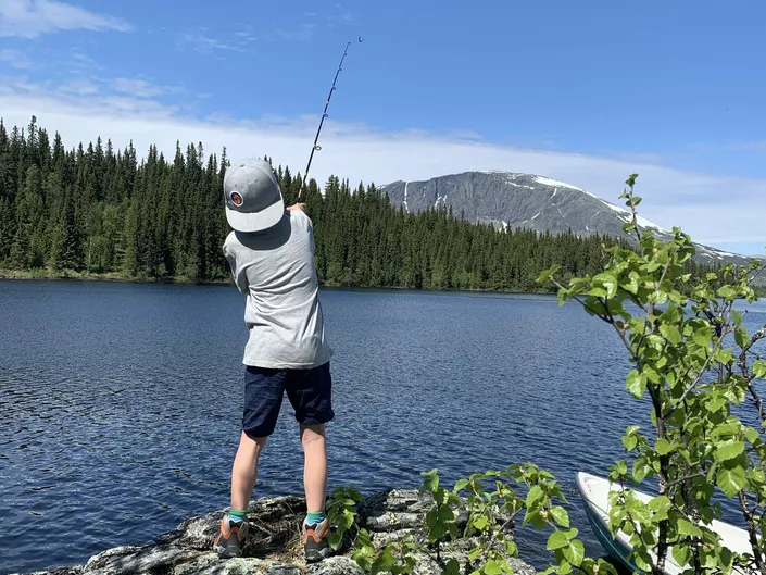 Barn som fikser med stang