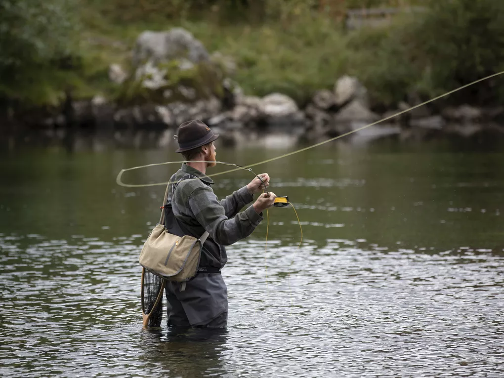 David Underland som fluefisker i Elva i Hemsedal