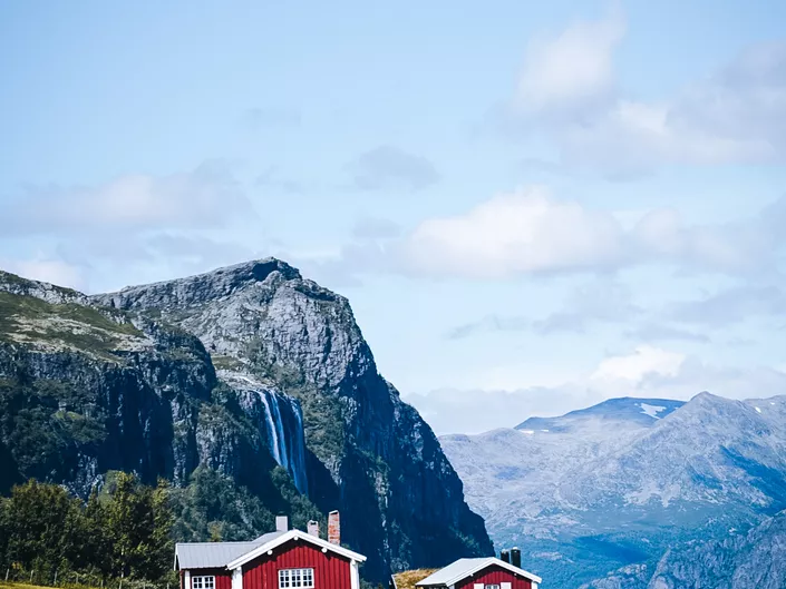 Utsikt mot en støl og hydnefossen (sommer).