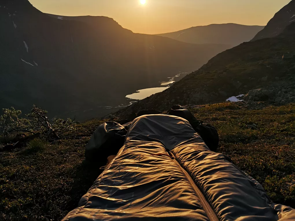Solnedgang i sovepose på fjellet.