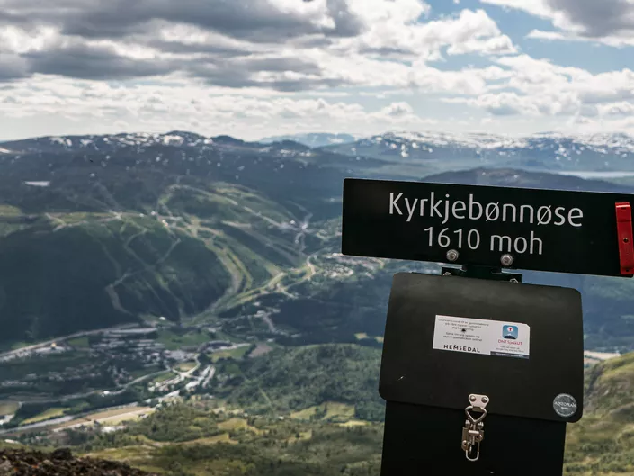 Kyrkjebønnøse skilt, postkasse og utsikt.