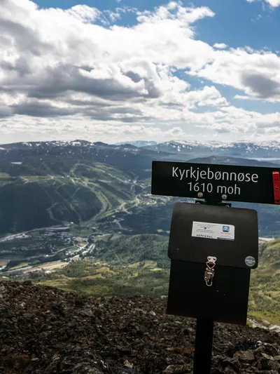 Kyrkjebønnøse skilt, postkasse og utsikt.