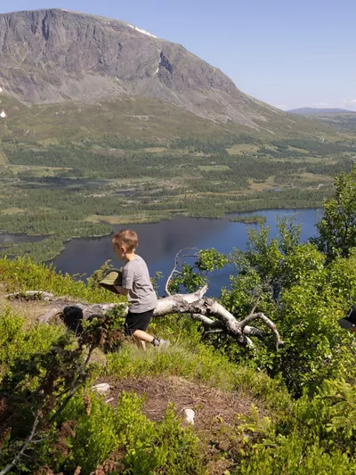 Tre barn på fjelltur i Hemsedal