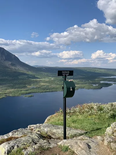 Utsikt fra Storhøvda, og utover, samt postkasse og skilt.