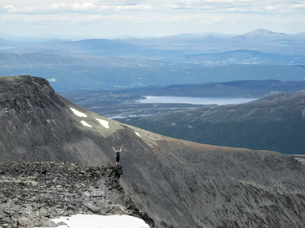 Kvinne står på en fjelltopp som heter Ranastøngji i Hemsedal