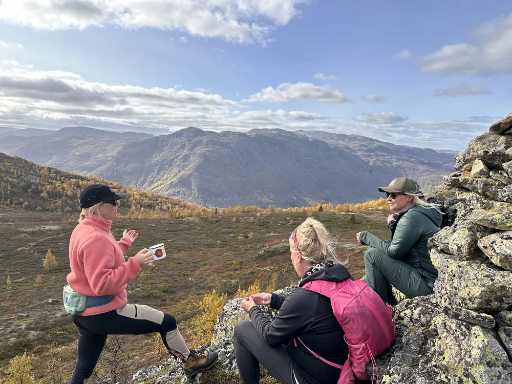 Gjeng med damer som sitter å har kaffepause på fjelltur i Hemsedal