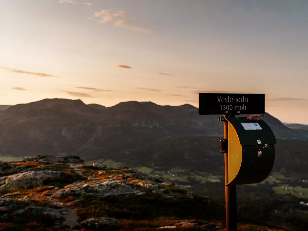Veslehøden, kveldstur 1300 moh, bilde av skilt og postkasse.