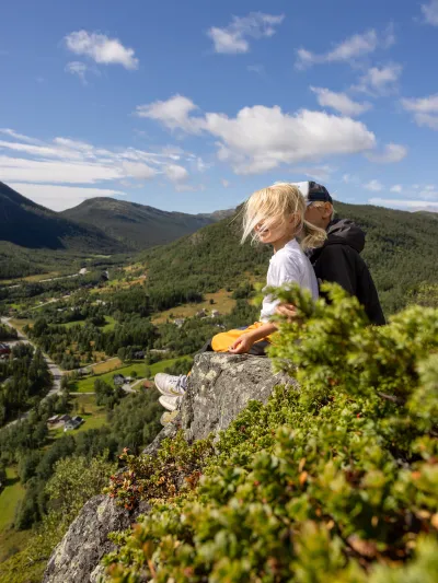 To barn på toppen av et fjell i Hemsedal