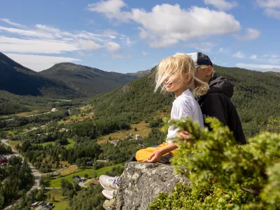 To barn på toppen av et fjell i Hemsedal