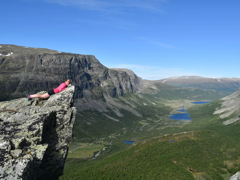 Hydalshjallen, dame som ligger på kanten av utsiktspunktet.
