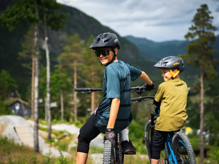 To barn som har syklet sentrumsstien i Hemsedal