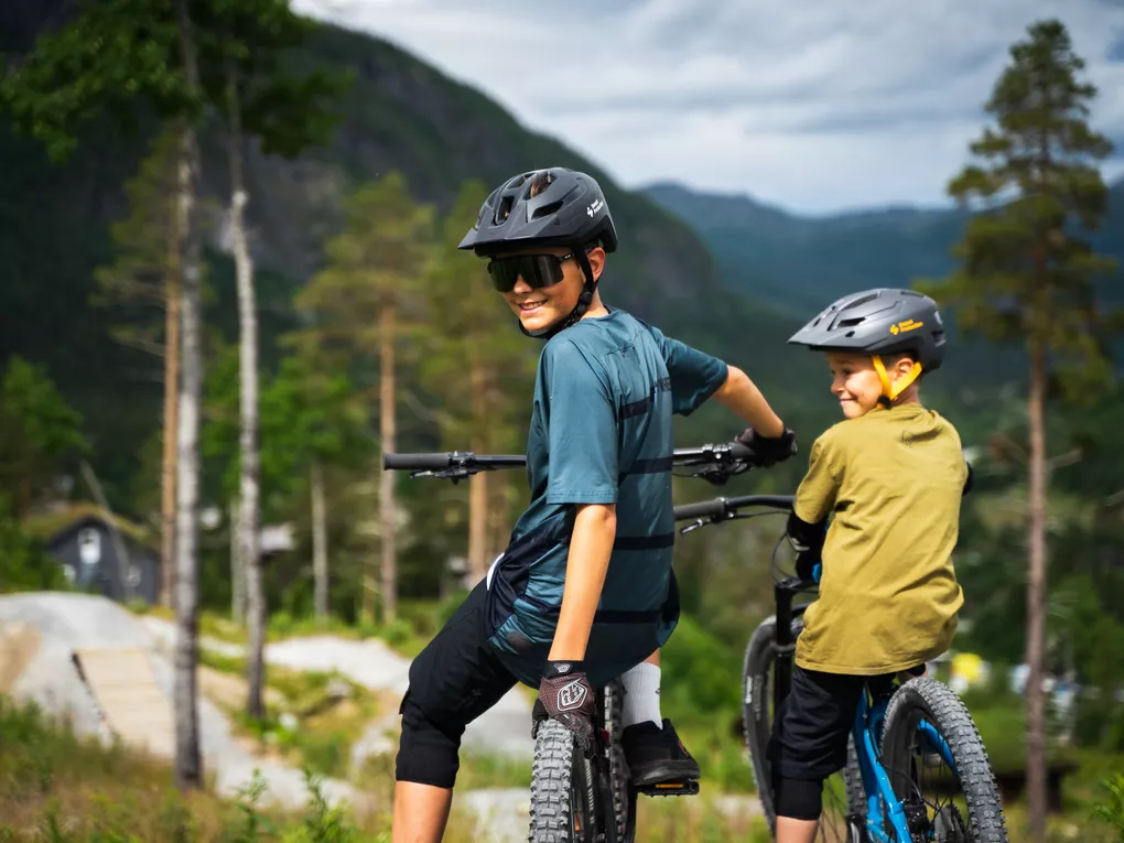 To barn som har syklet sentrumsstien i Hemsedal