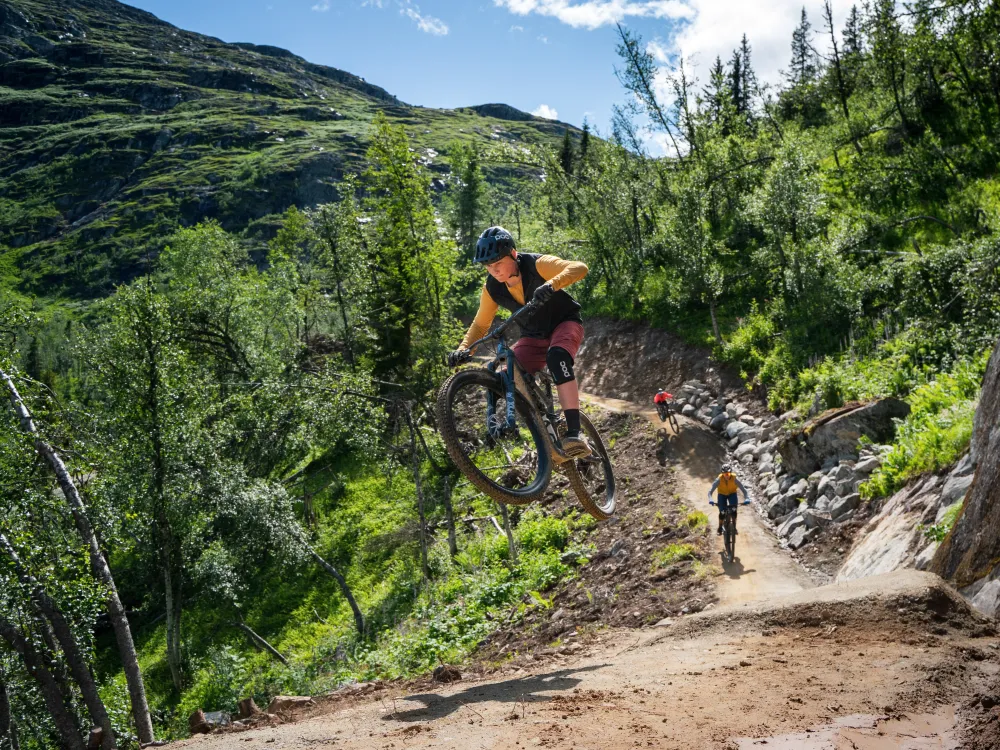 Sykling i sentrumsstien i Hemsedal
