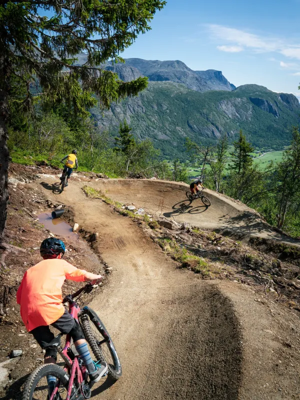 Sykling i sentrumsstien i Hemsedal