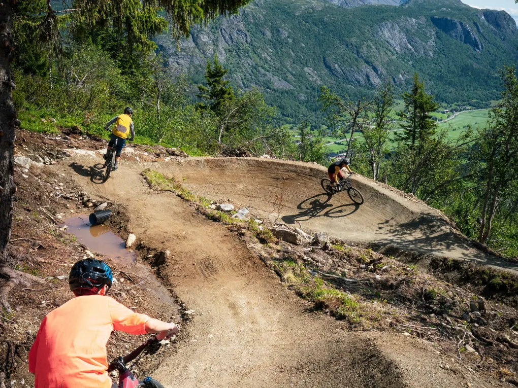 Sykling i sentrumsstien i Hemsedal
