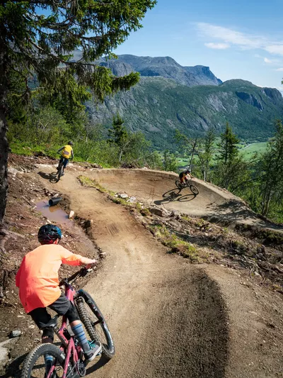 Sykling i sentrumsstien i Hemsedal