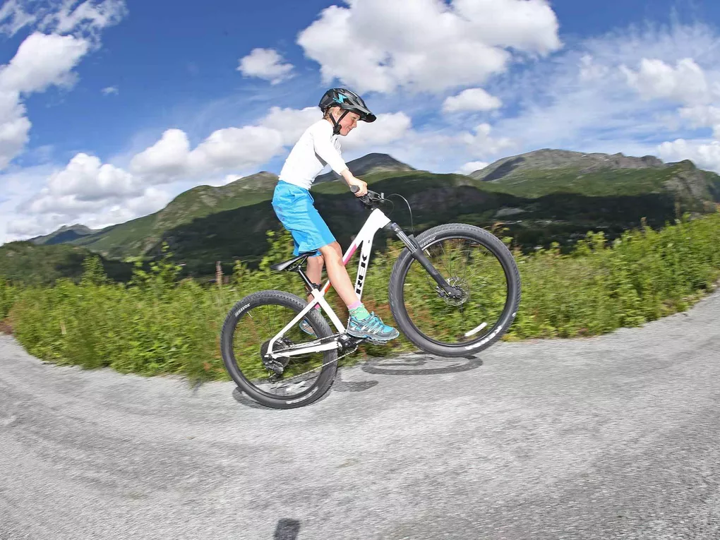 Fornøyd gutt som sykler på Hemsedal rides sine løyper