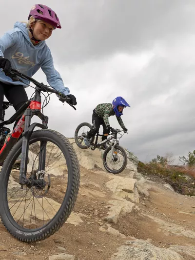 Jente og gutt sykler ned løypa i Hemsedal Rides