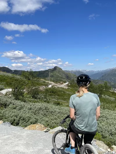 Dame som ser utover utsikten i Hemsedal sykkelløyper