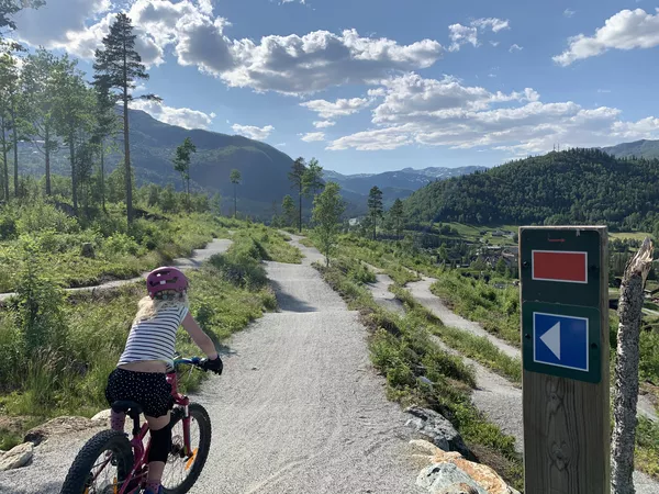 Jente som sykler rød løype i tottelia rides Hemsedal