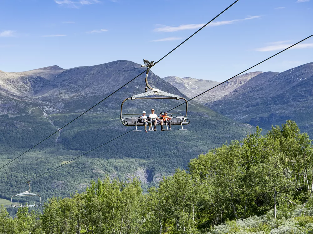 Familie som er på vei opp heisen i Hemsedal skisenter