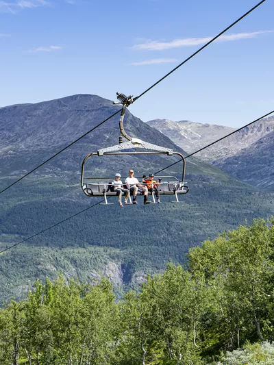 Familie som er på vei opp heisen i Hemsedal skisenter