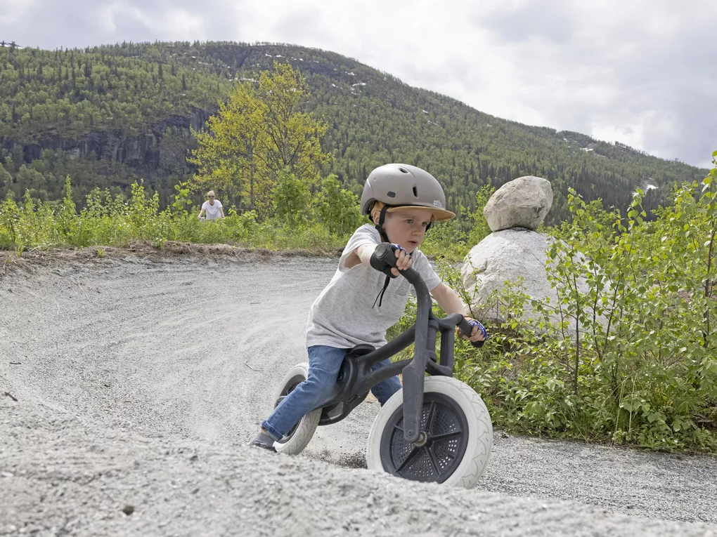 Liten gutt som sykler i Hemsedal