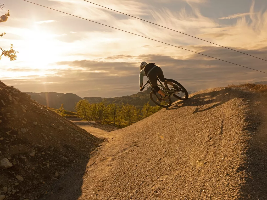 Sykling i solnedgangen i Hemsedal skisenter