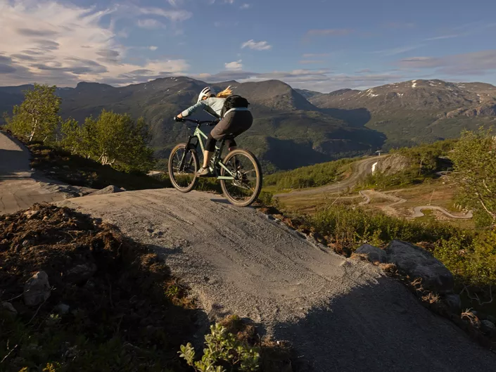 Dame som hopper på et hopp i Hemsedal sine sykkelløyper