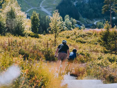 Far og sønn som sykler i Hemsedal sine sykkelløyper