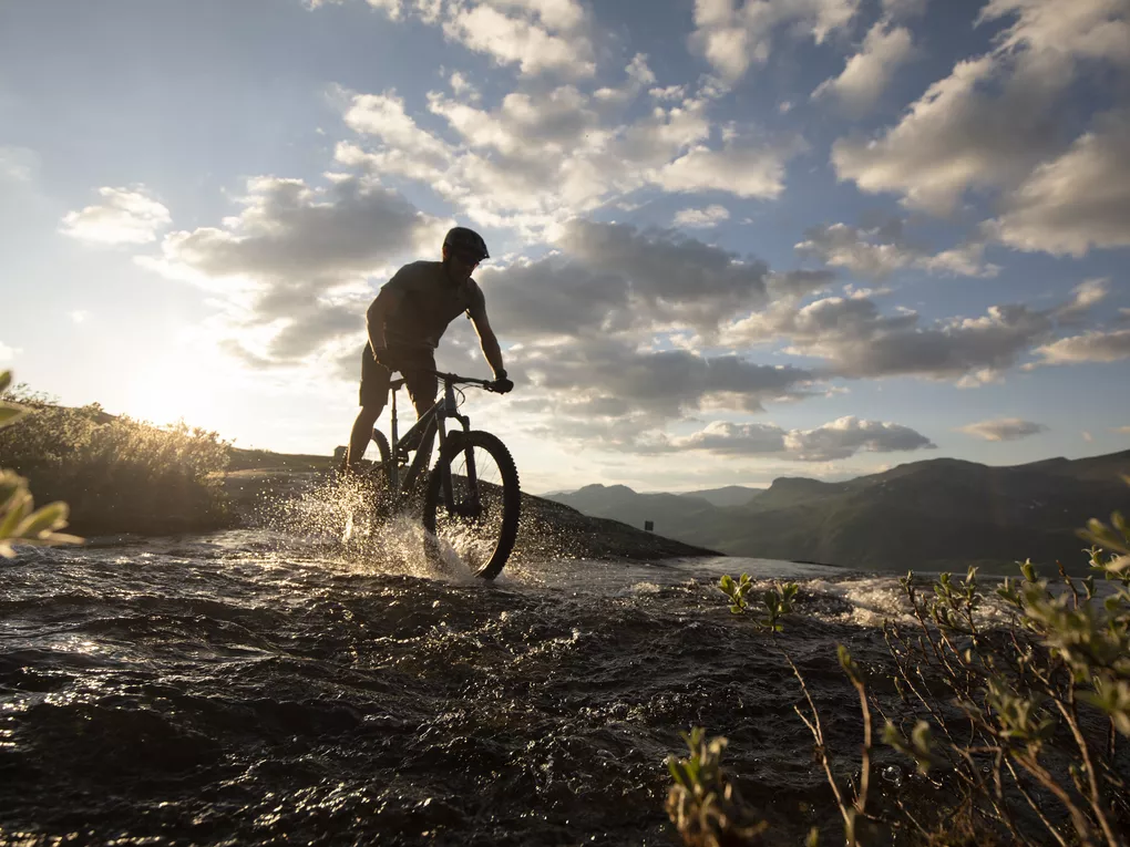Mann som sykler oven en bekk i Hemsedal sine sykkelløyper 2