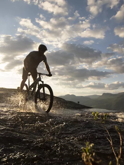 Mann som sykler oven en bekk i Hemsedal sine sykkelløyper 2