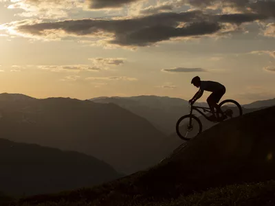 Mann som sykler i Hemsedal sine sykkelløyper om kvelden