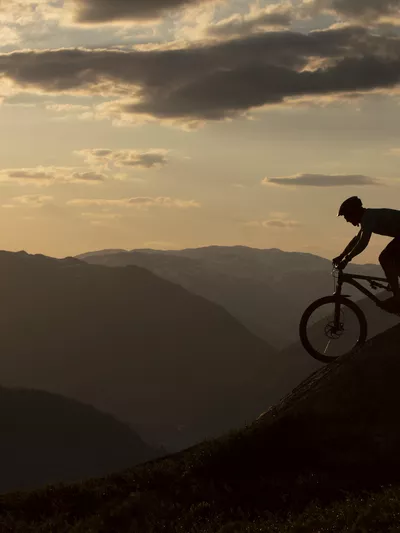Mann som sykler i Hemsedal sine sykkelløyper om kvelden