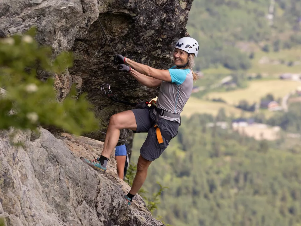 Dame som bestiger Via Ferrata i Hemsedal