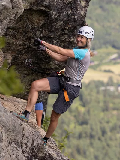 Dame som bestiger Via Ferrata i Hemsedal