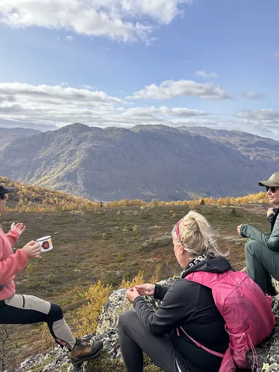 Gjeng med damer som sitter å har kaffepause på fjelltur i Hemsedal