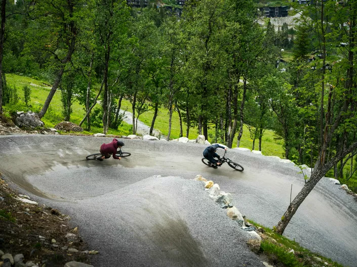 To mennesker som sykler i Hemsedal