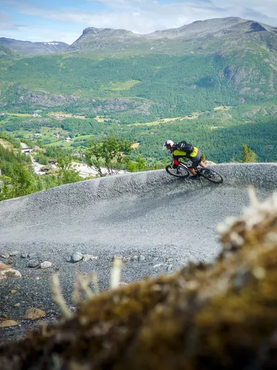 Mann som sykler downhill i Hemsedal