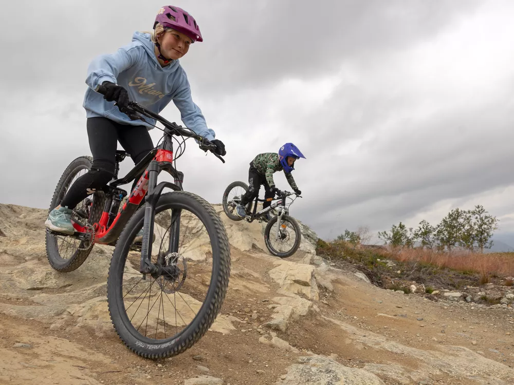 Jente og gutt sykler ned løypa i Hemsedal Rides