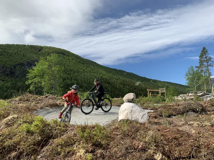 Mor og datter som sykler i Tottelia rides i Hemsedal
