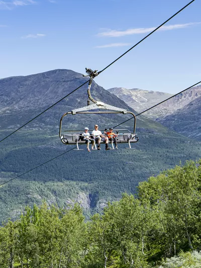 Familie som er på vei opp heisen i Hemsedal skisenter