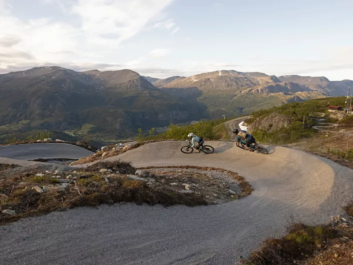 To mennesker som sykler stisykling i Hemsedal