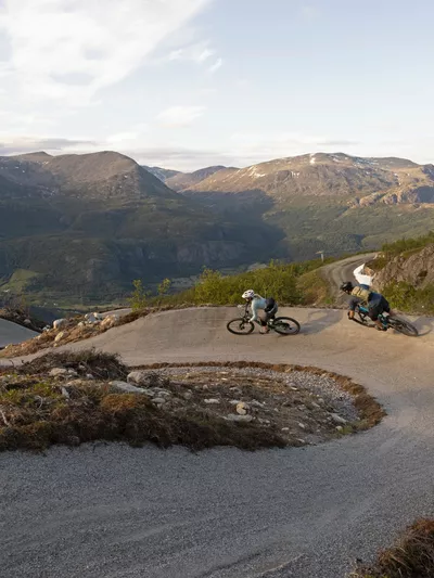 To mennesker som sykler stisykling i Hemsedal