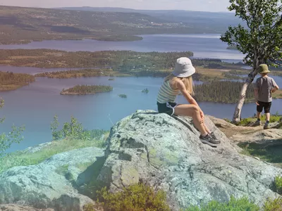Storhøvda med barn i bakgrunnen icerust.