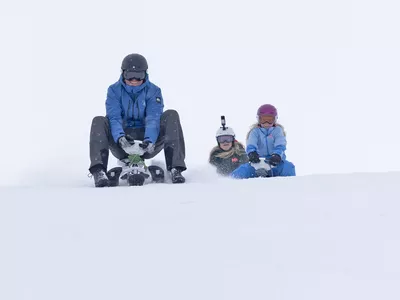 Familie som er på Aking i Hemsedal