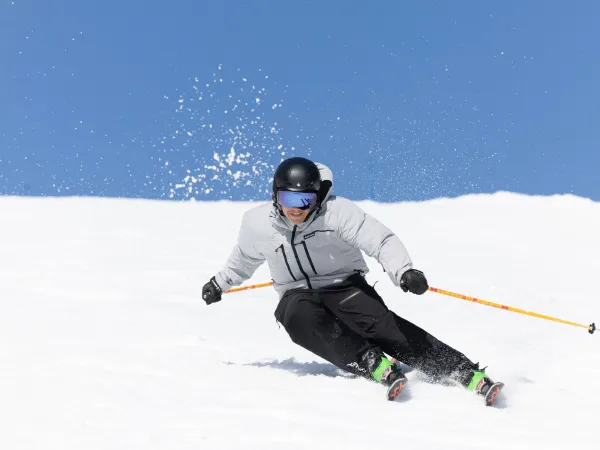 Mann kjører på ski i Hemsedal