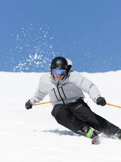 Mann kjører på ski i Hemsedal