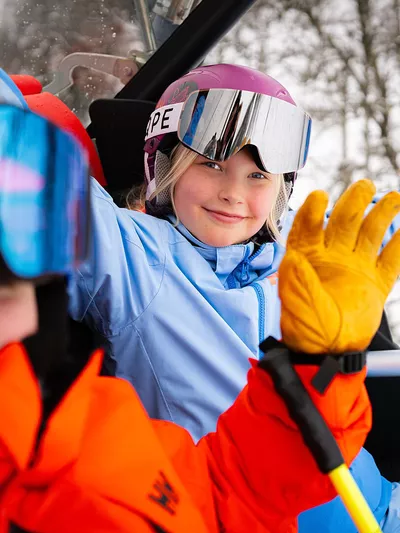 en gutt og en jente som sitter i stolheis i Hemsedal skisenter