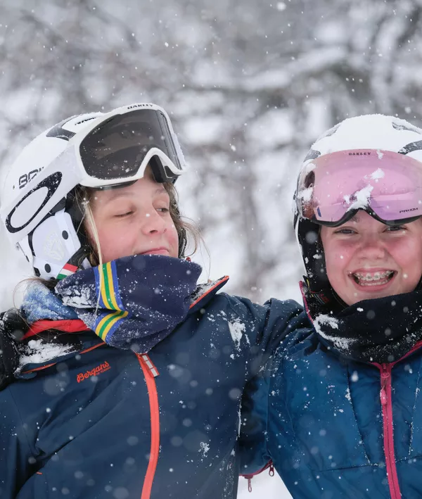 Friends skiing in the Norwegian mountains Visit Norway Matias Fosso Kristiansen